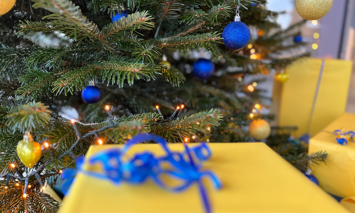 Süßes zu Halloween - Fledermaus-Plätzchen mit Honig auf einem Teller liegend. Im Hintergrund sind Spinnenweben und ein Kürbis zu sehen.