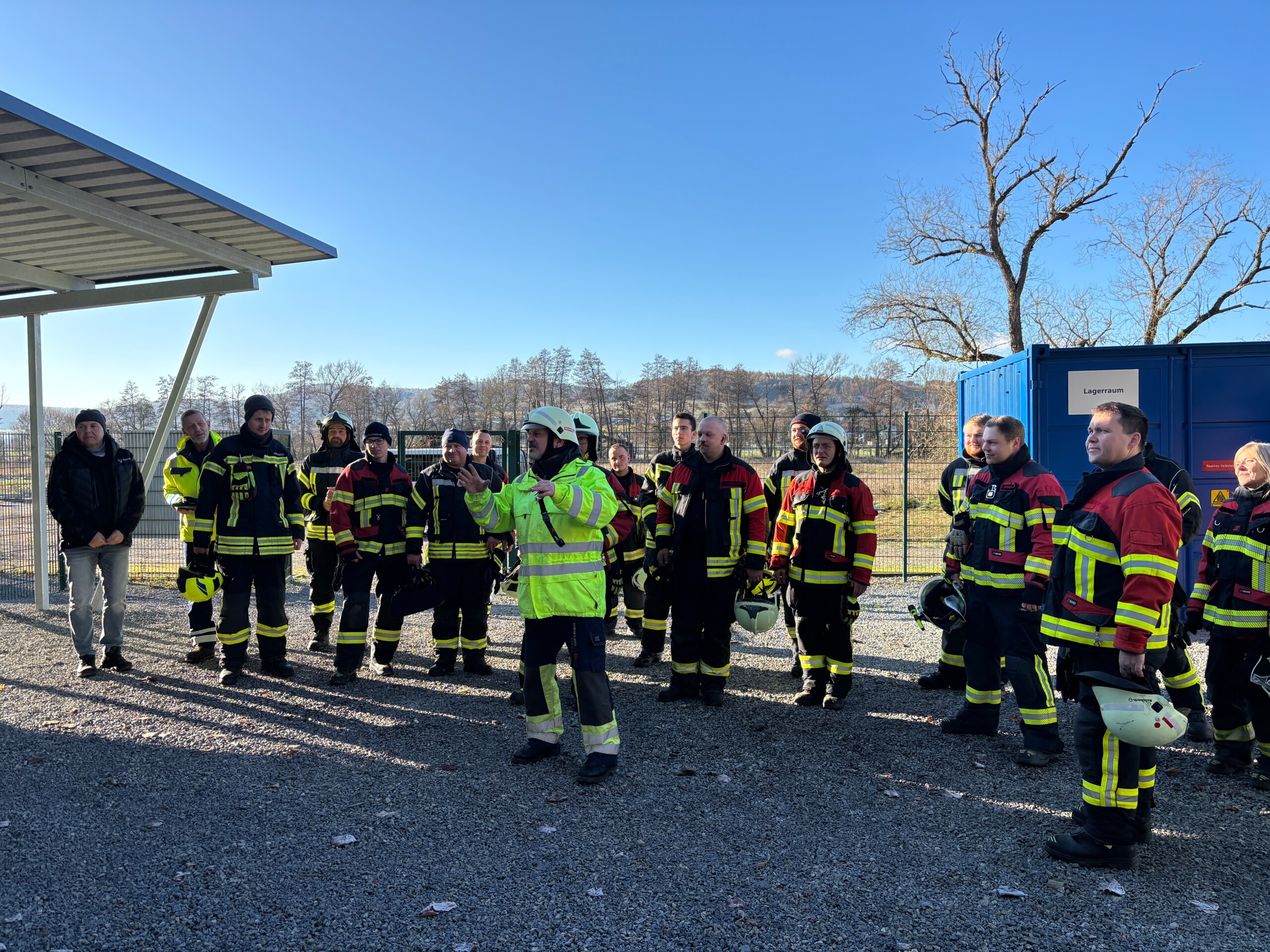 Erklärung der Technik auf dem Trainingsgelände. Foto: Silvana Zink