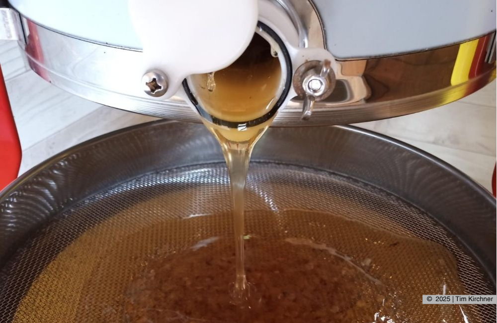 Honigschleuder mit Grobsieb.