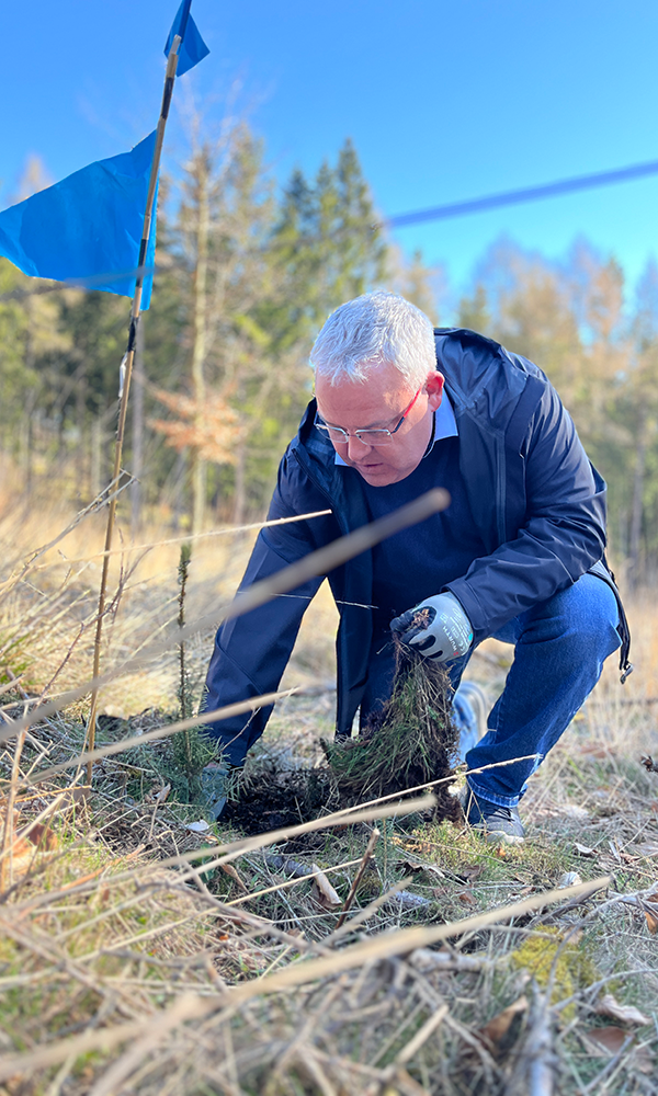 Jonathal Hilbert mit fokussiertem Blick frontal auf die Kamera bewegend.