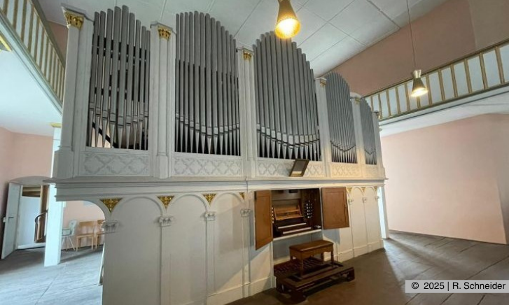 Die Ratzmann-Orgel in Wechmar einzeln stehend zu sehen.