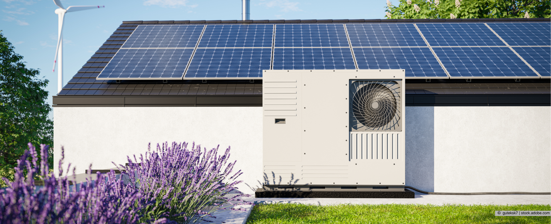 Wärmepumpe mit Photovoltaikmodulen und begrüntem Dach