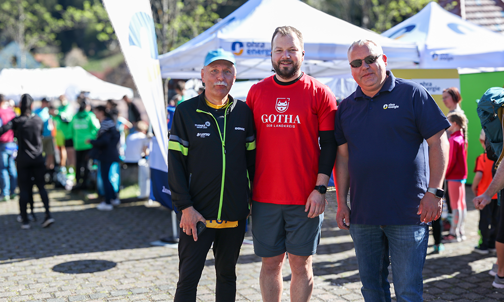 Besucher erhalten Traubenzucker am Beratungsmobil der Ohra Energie beim Ohratalsperrenlauf.