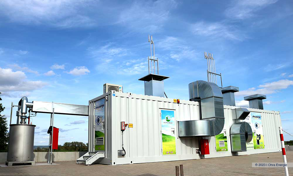 Übergabe des Zertifikats durch Viola Weichert, Prokuristin Creditreform Erfurt Hain GmbH & Co. KG an Martin Weingarten, Kaufmännischer Leiter und Prokurist der Ohra Energie GmbH (links) und Michael Fischer, Geschäftsführer der Ohra Energie GmbH (rechts). Alle Beteiligten blicken freundlich in die Kamera während sie das Zertifikat in den Händen halten.