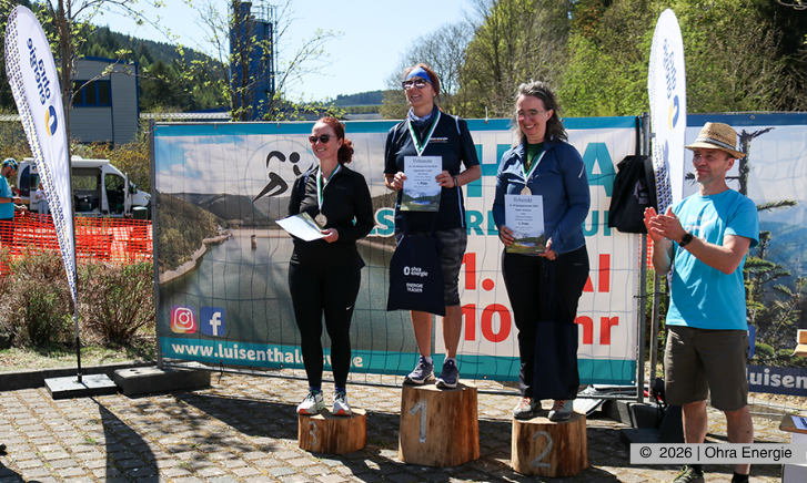 Die Glücklichen Gewinnerinnen ihrer Altersklasse beim Nordic Walking auf dem Siegertreppchen.