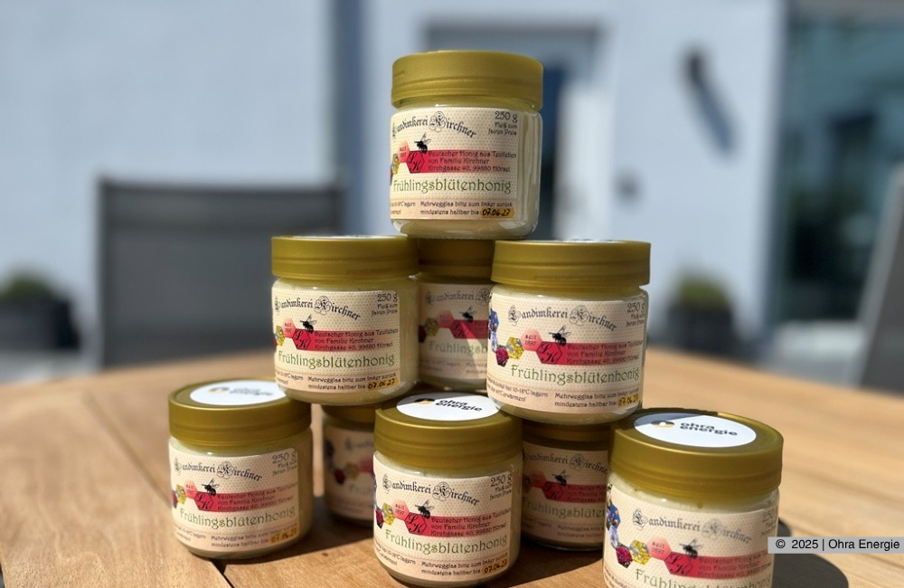 Tim Kirchner mit Bienenstock. Traditionsimkerei seit 1897. Der hochwertige Honig stammt aus Teutleben, hergestellt von der Familie Kirchner aus der Kirchgasse 40 in 99880 Hörsel. 
