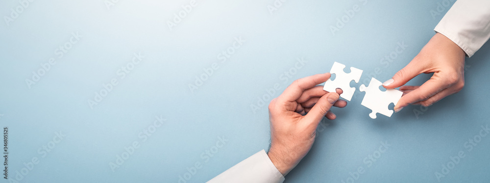Zwei Personen schütteln sich die Hand