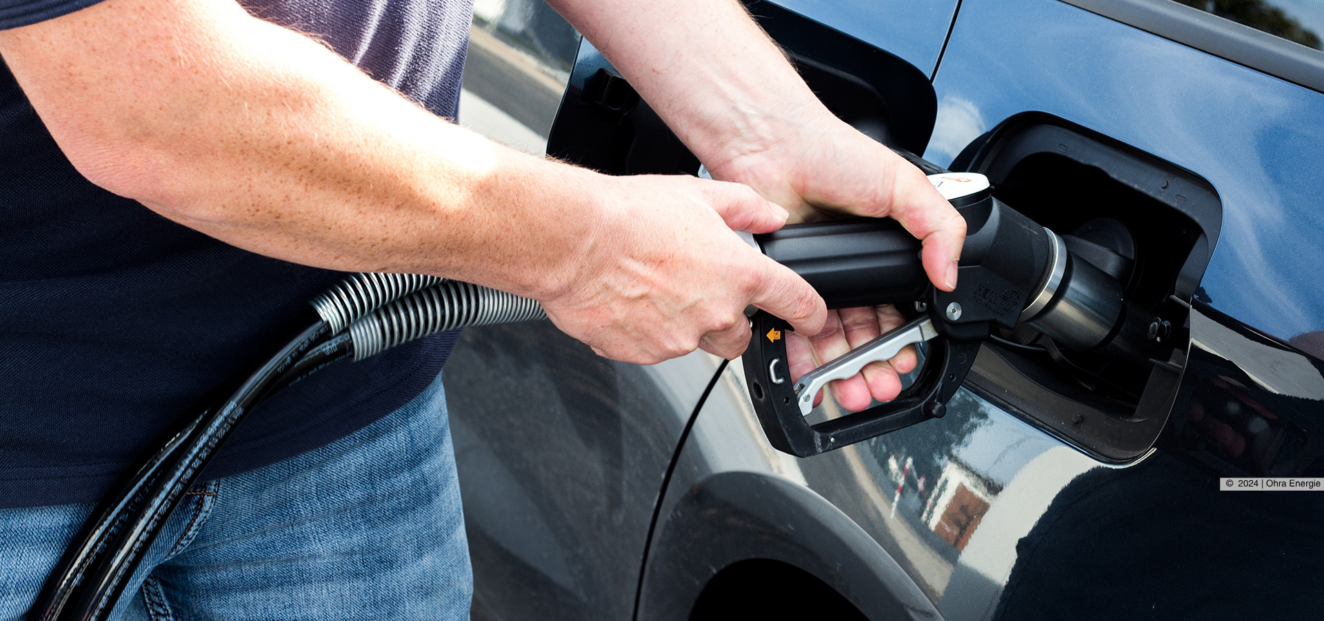 Ein Auto wird mit CNG Gas getankt 
