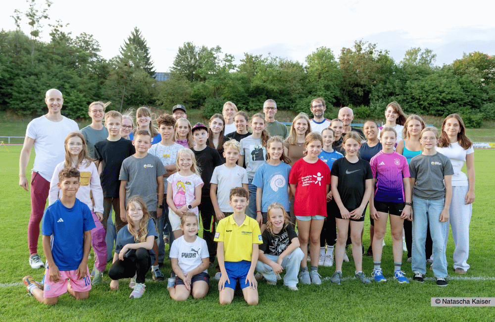 Gruppenfoto mit Sportlern und ehemaligen Sportlern des SV EInehit Eisenach.