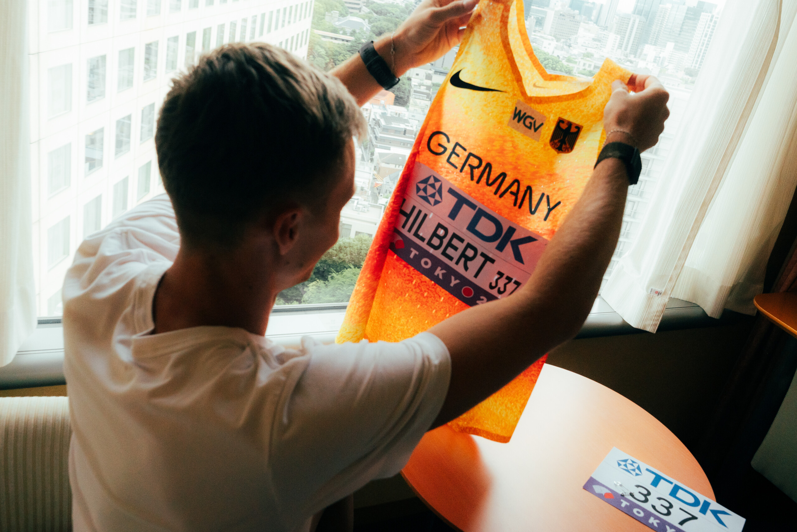 Jonathan Hilbert hält sein Deutschlandtrikot in der Hand.