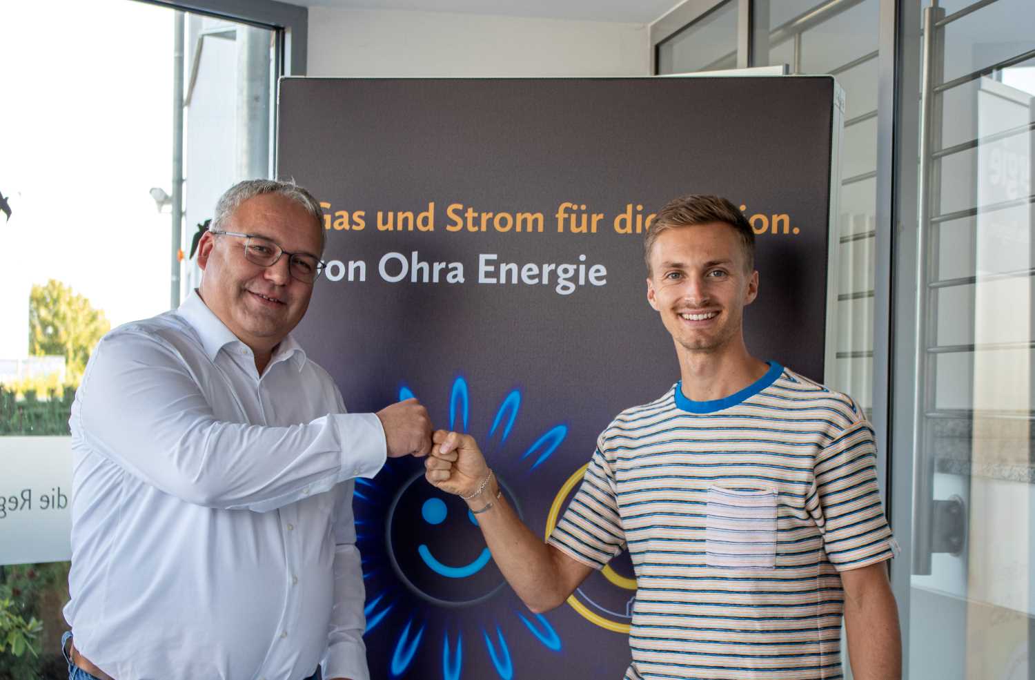 Geschäftsführer Michael Fischer und Jonathan Hilbert in der Zentrale der Ohra Energie