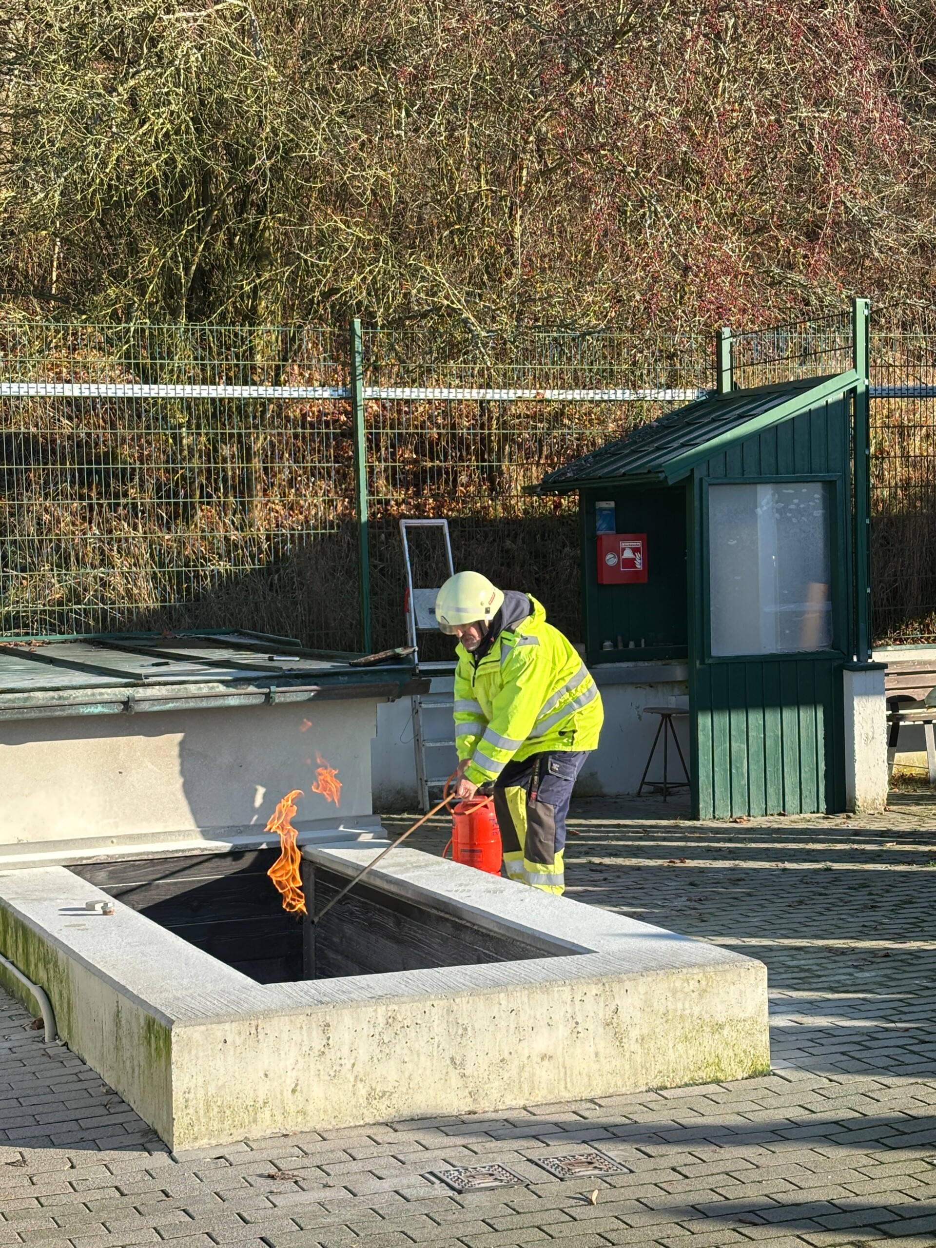 Die Brandsimulationsanlage wird gestartet. Foto: Silvana Zink