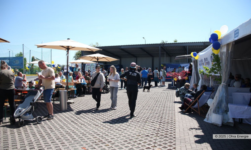 Blick auf das Gelände des Familienfests, mit vielen Ständen und Aktivitäten für die ganze Familie. Sonnenschirme, Sitzmöglichkeiten und ein Zelt wurden aufgebaut. Foto: Christiane Specht
