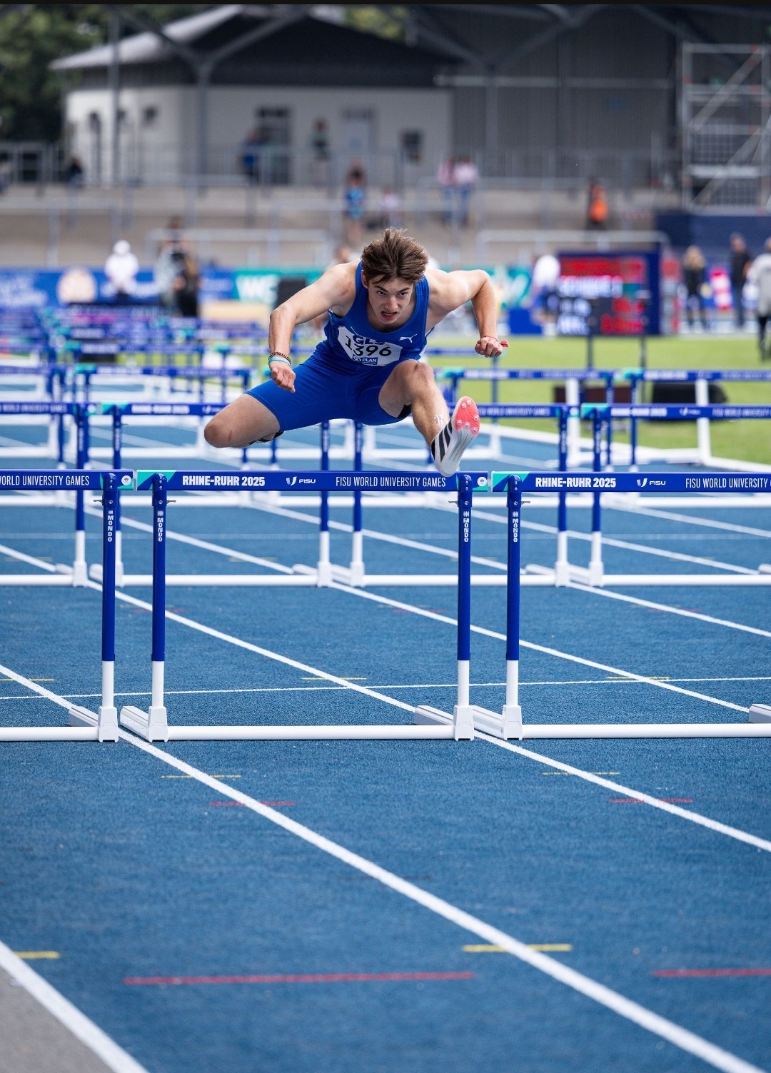 Merlin Leuthardt beim Hürdenlauf. Fotograf: F. Fleischmann