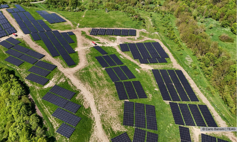 Drohnenaufnahme des Solarparks Ohrdruf: Die Solarmodule sind klar strukturiert und großflächig angeordnet. Fotograf: Carlo Bansini/TEAG