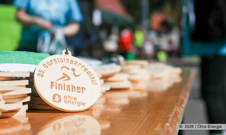 Medaillen für die Sieger und Platzierten des Ohratalsperrenlaufs liegen bereit.