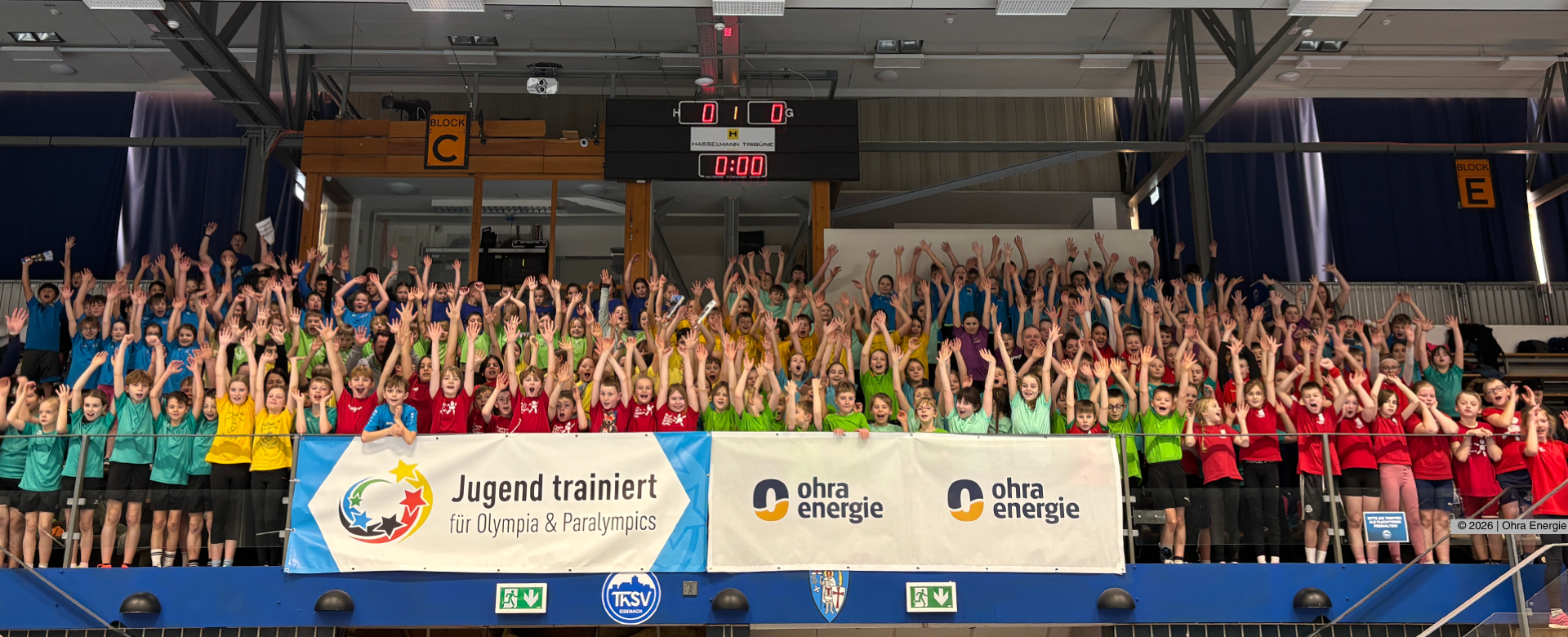 Schulklassen-Gruppenfoto bei einer Sportveranstaltung