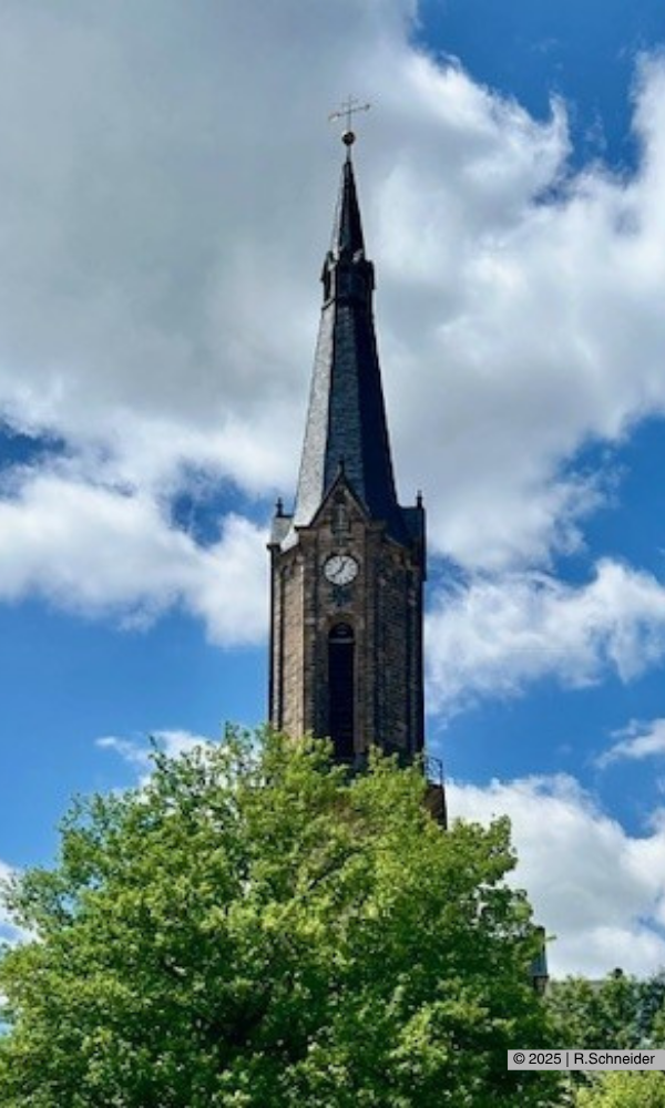 Der Turm der Sankt-Viti-Kirche in Wechmar.