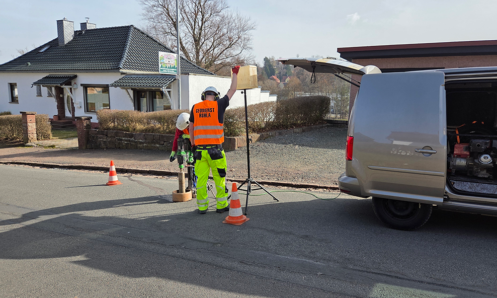 Baugrunderkundung in der Triftstraße – Mitarbeiter des Geodienst Ruhla bei der Untersuchung des Baugrundes