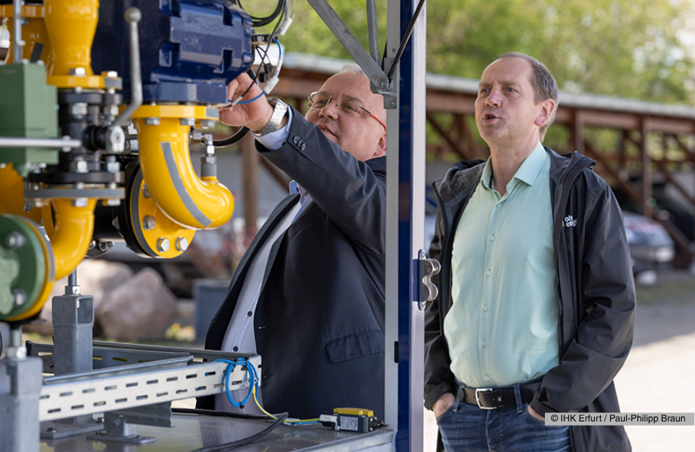 Michael Fischer (Geschäftsführer Ohra Energie GmbH) und Volkmar Braune (Technischer Leiter Ohra Energie GmbH) bei Sichten der mobilen Gasdruckregelmessanlage. © IHK Erfurt / Paul-Philipp Braun