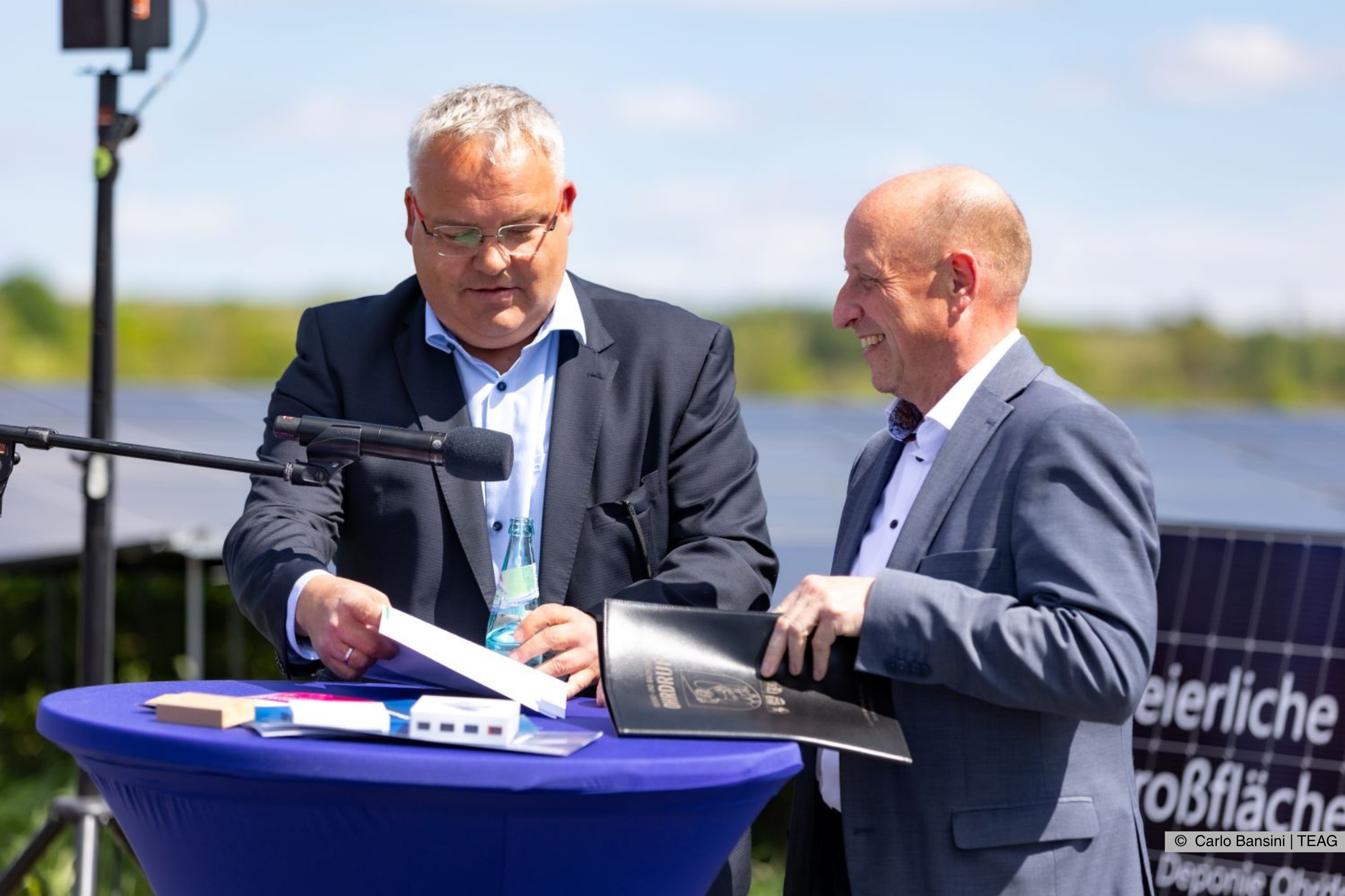 Eröffnungsworte von Herrn Michael Fischer, Geschäftsführer der Ohra Enegrie GmbH und Herrn Stefan Schambach, Bürgermeister von Ohrdruf während sie freundlich Lächeln. Fotograf: Carlo Bansini/TEAG