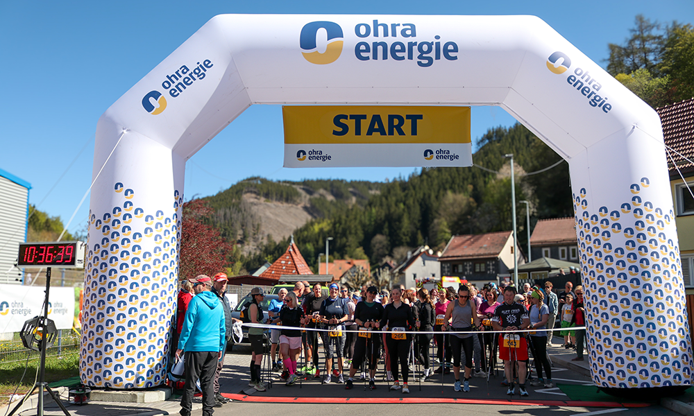 Großes Teilnehmerfeld startet beim 15-km-Lauf des Ohratalsperrenlaufs um 10 Uhr und läuft gemeinsam vom Startbereich los.