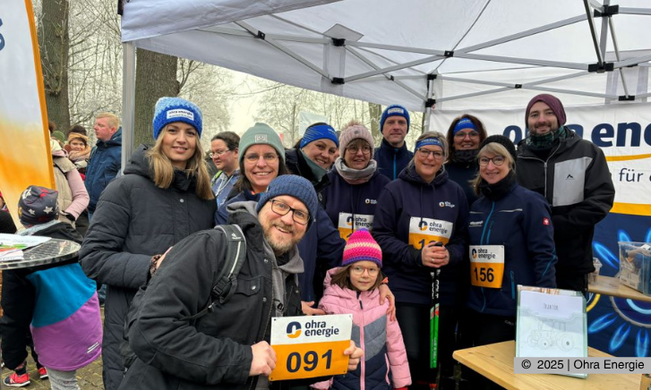 Sportlich ins neue Jahr gestartet: Die Ohra Energie war beim 14. Drei-Kirchen-Neujahrslauf aktiv vertreten. Auf dem Bild zu sehen sind engagierte Mitarbeiterinnen und Mitarbeiter des Unternehmens, die gemeinsam am Lauf teilnahmen und Teamgeist sowie Ausdauer bewiesen.