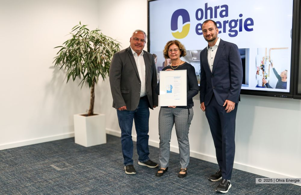 Viola Weichert, Prokuristin Creditreform Erfurt Hain GmbH & Co. KG hält das Zertifikat für die Übergabe an Martin Weingarten, Kaufmännischer Leiter der Ohra Energie GmbH und Michael Fischer, Geschäftsführer der Ohra Energie GmbH in der Hand. Die Übergabe fand in den neuen Räumlichkeiten der Ohra Energie statt. 