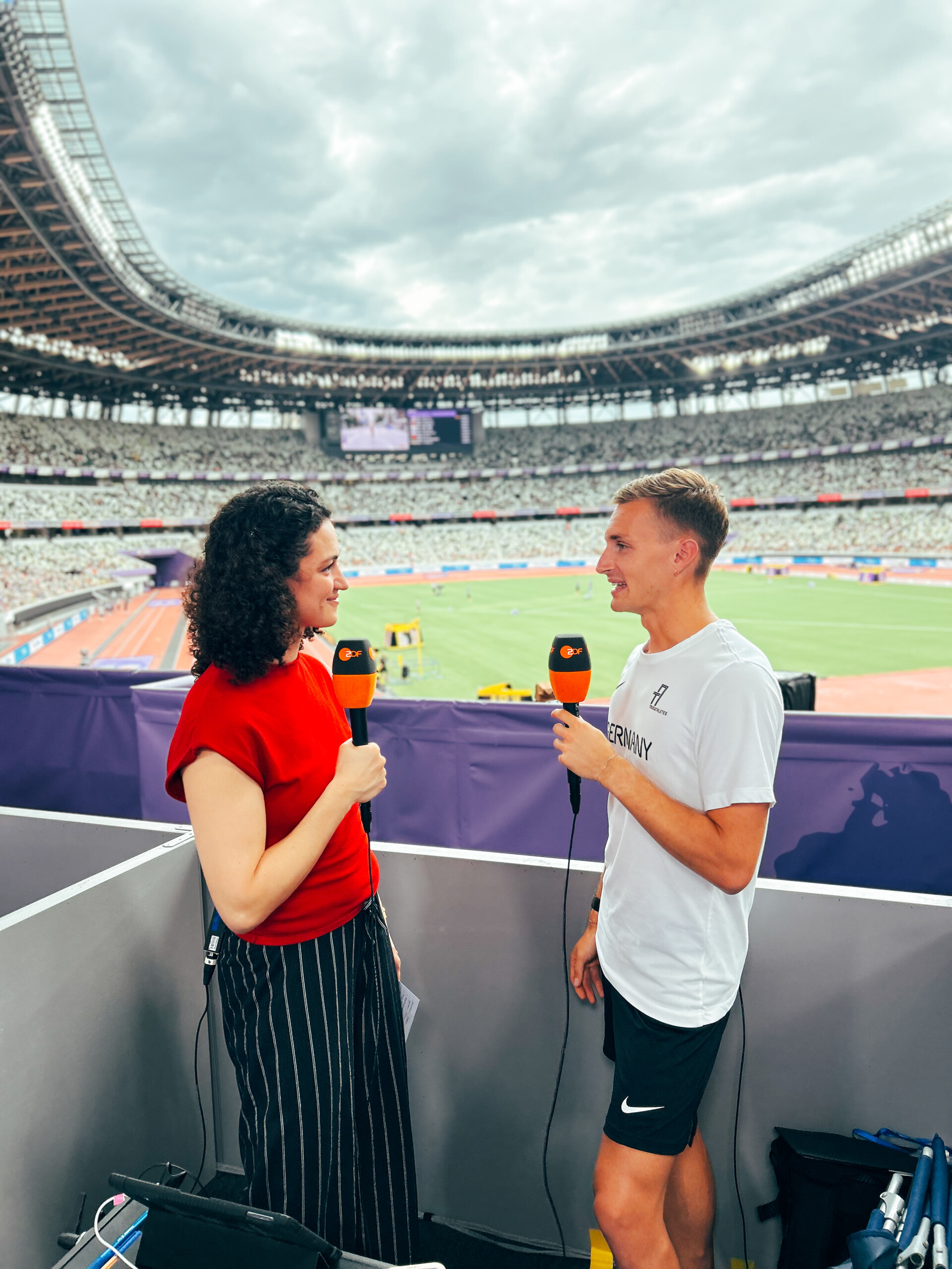 Jonathan Hilbert im Interview mit einer Reporterin im Olympia-Stadion.