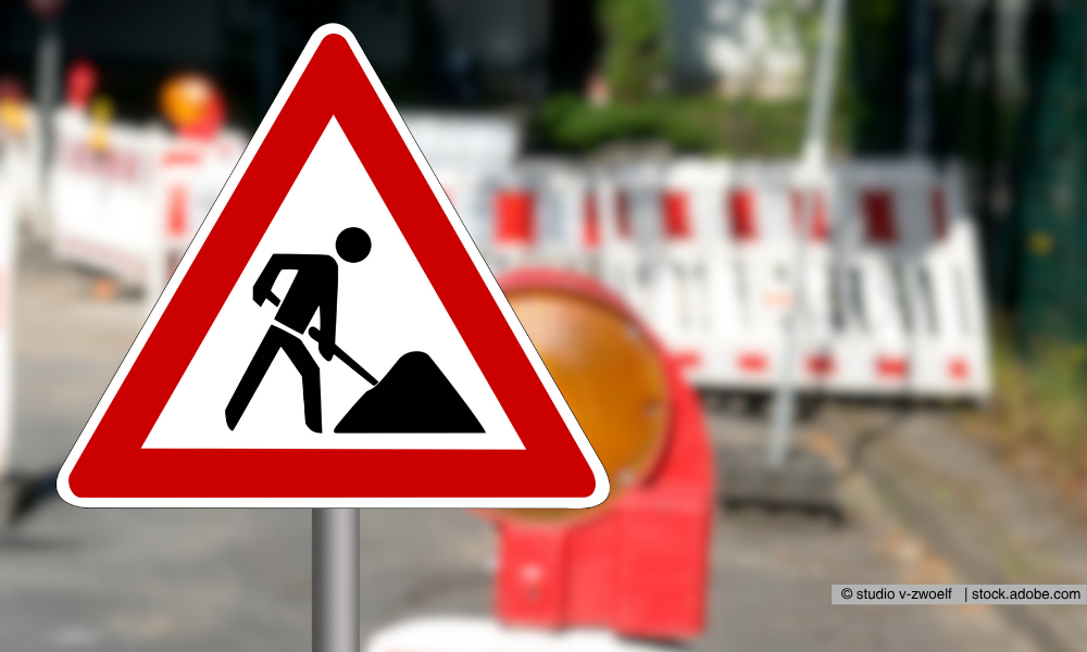 Beispielbild Baustelle. Mit Baustellenschild im Vordergrund und Baustellenabsperrung im Hintergrund.