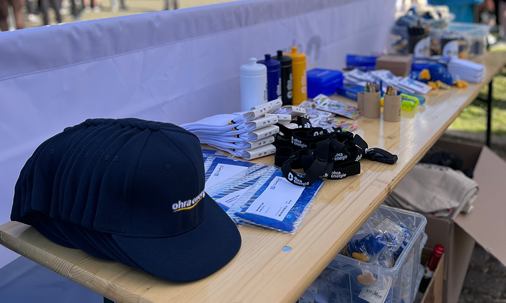 Teilnehmer und Besucher nutzen eine Fotobox beim Ohratalsperrenlauf, um Erinnerungsfotos aufzunehmen.